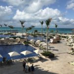 砂浜のパラソル