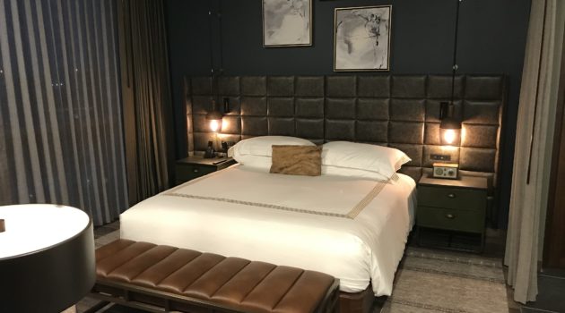 寝室の一角にあるベット