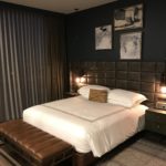 ホテルのベッドルーム