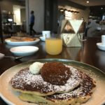 皿の上の食事と飲み物