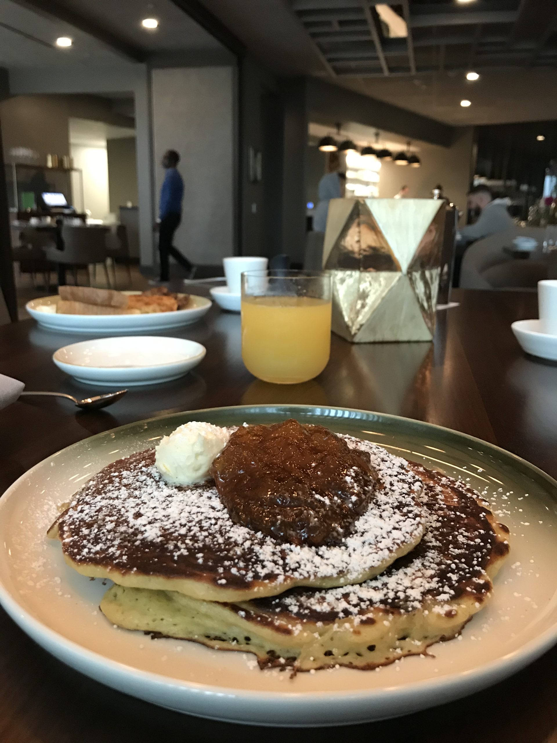 皿の上の食事と飲み物