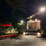 夜の道を走る電車