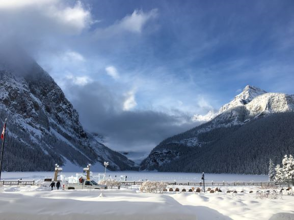 雪が降った山の景色