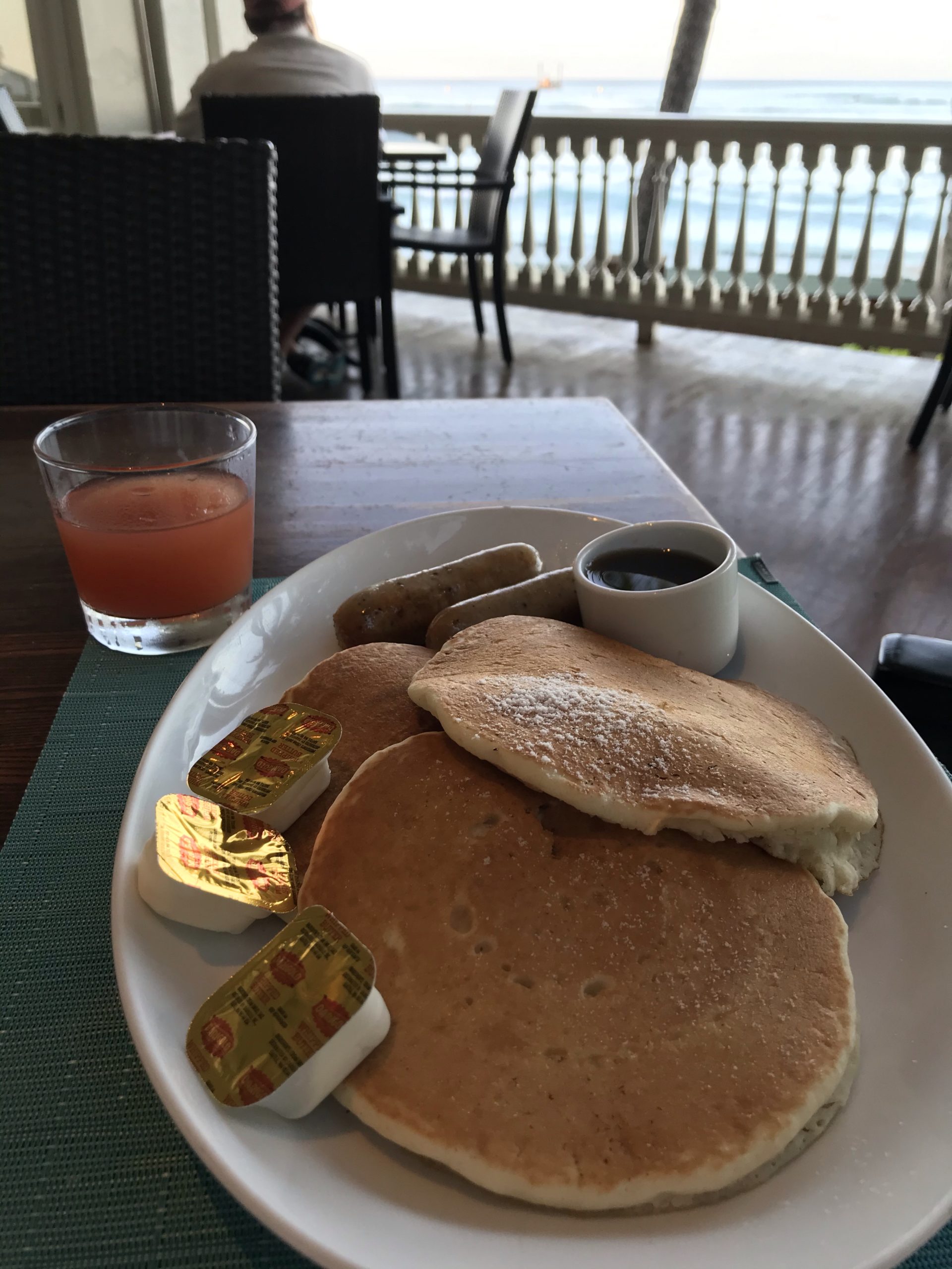 皿の上のサンドイッチとコーヒー