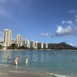 海の上を歩いている人々