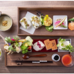 テーブルの上にあるいろんな食べ物