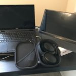 机の上のノートパソコンと電子機器