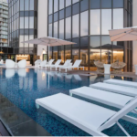 テーブルの上にあるプール