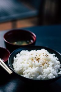 皿の上の米