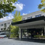 建物の前にある駐車場