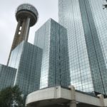 建物の前に立っている高層ビル