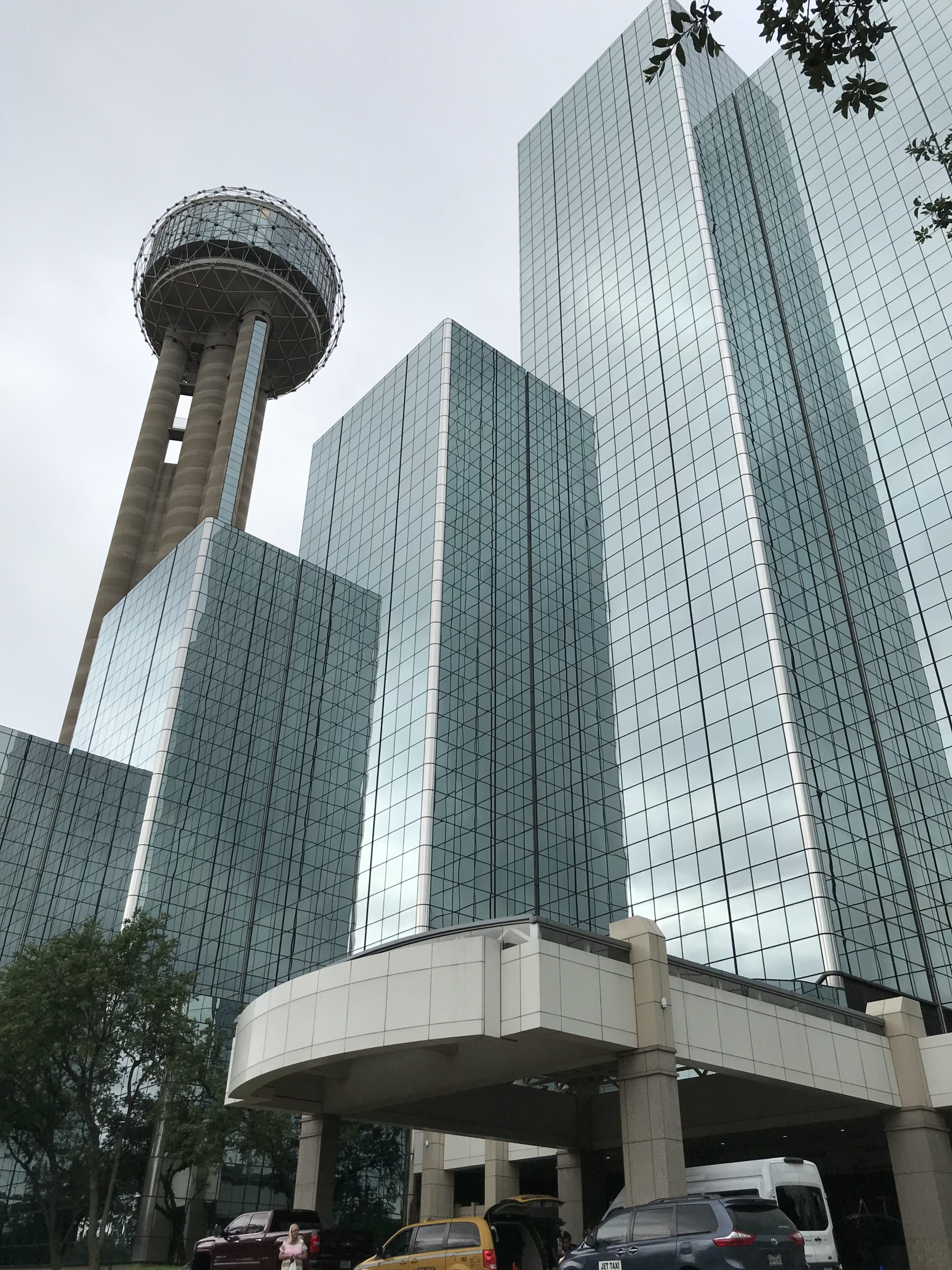 建物の前に立っている高層ビル