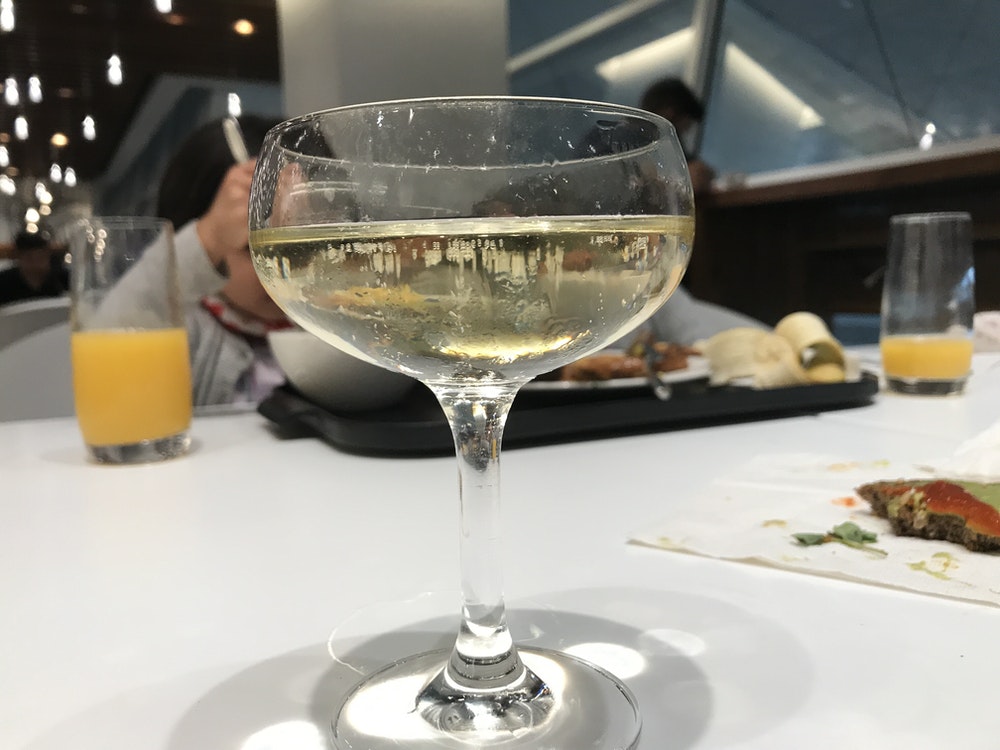 テーブルの上にあるワイングラス