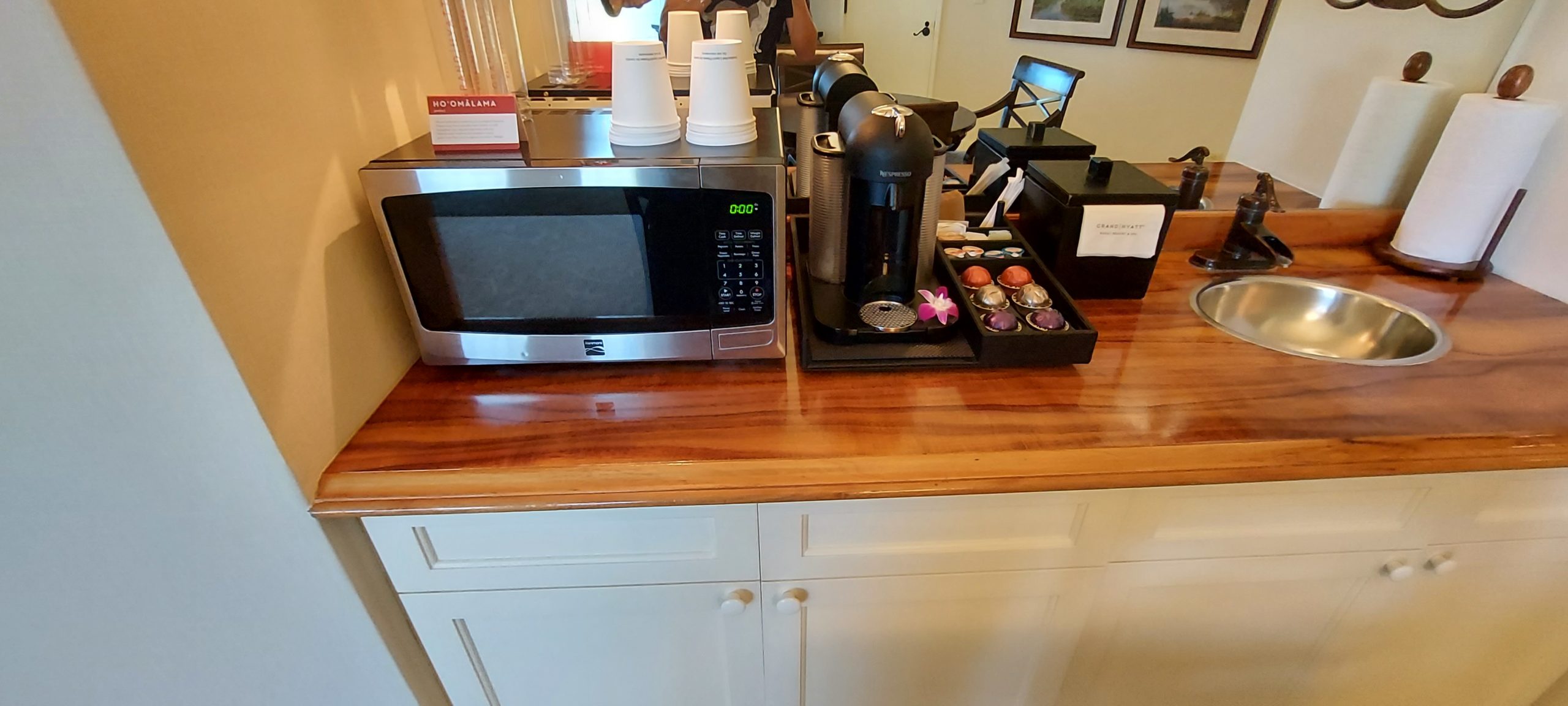 机の上に置かれているキッチンカウンター