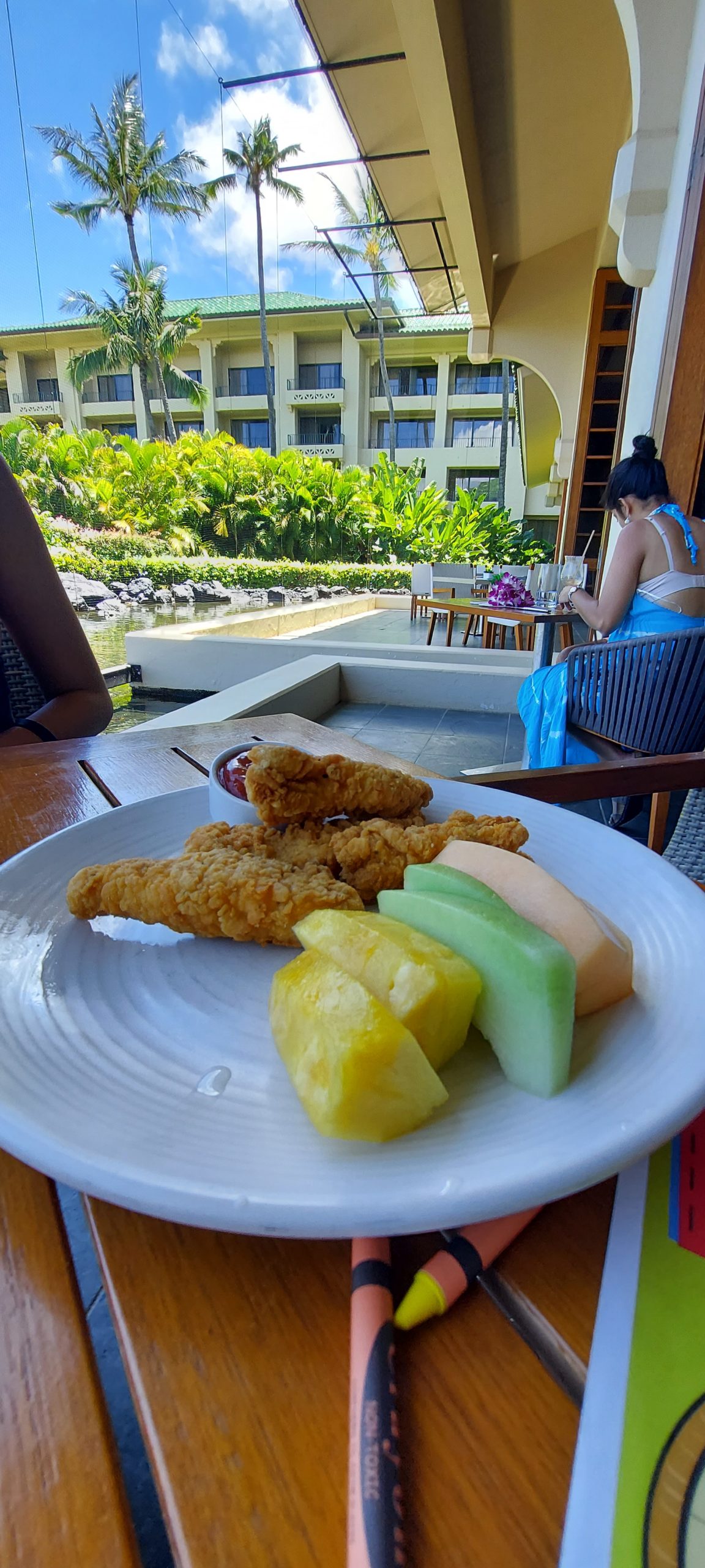 皿の上の食事と飲み物