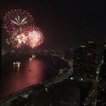 夜の街の花火