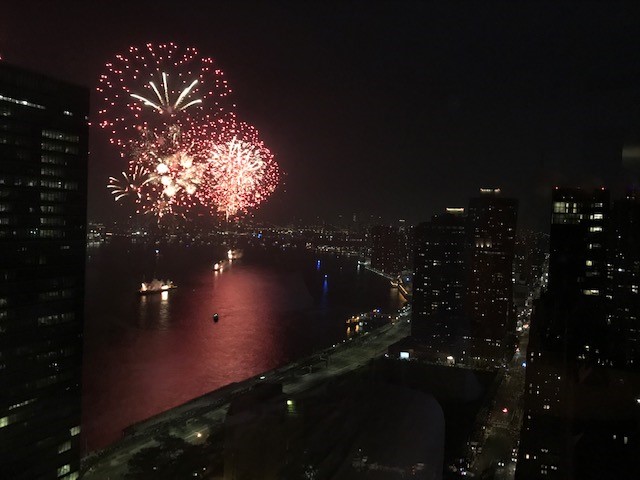 夜の街の花火