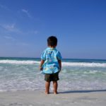 砂浜に立っている少年