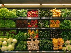 店の上にある数種類の野菜