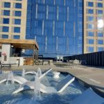 建物の前のプール