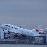 空港に停まっている飛行機