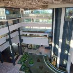 建物の前にあるベンチ