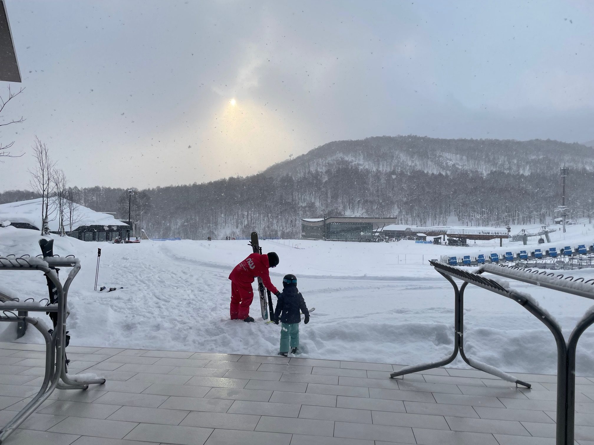 雪の上を歩いている人たち