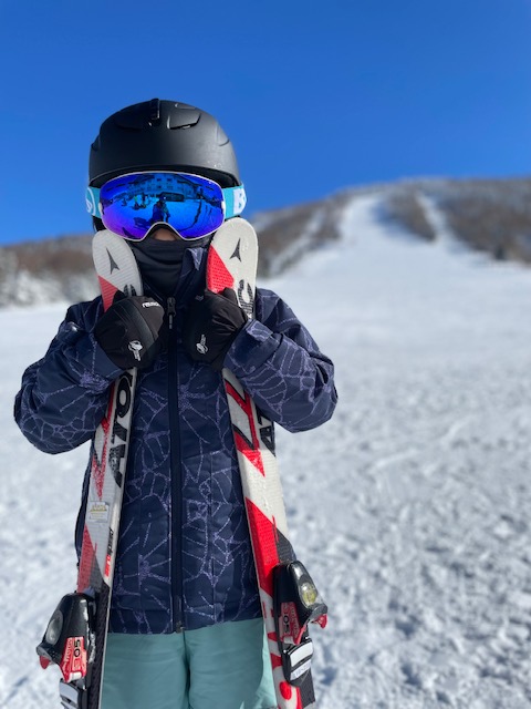 スキーを履いて立っている子供
