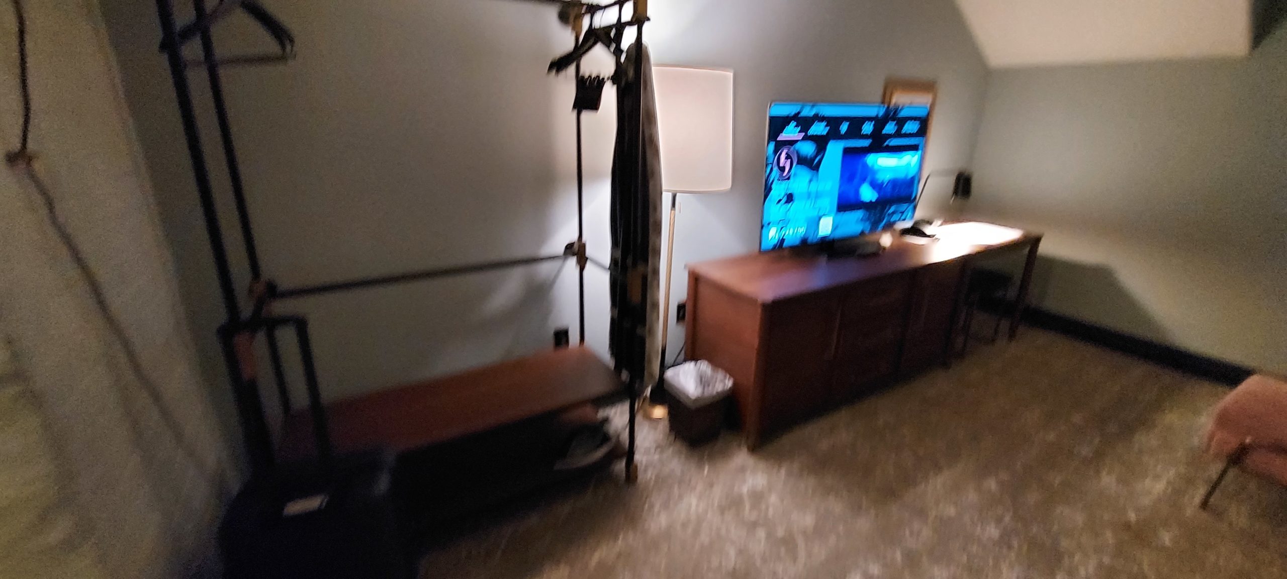 部屋の隅に置かれたテレビ