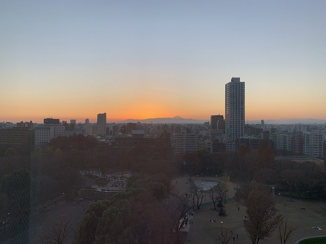 夕日が沈む街並み