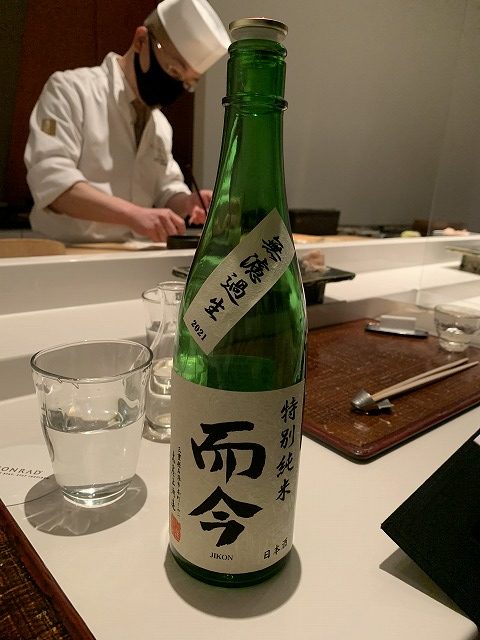 机の上にあるビール瓶