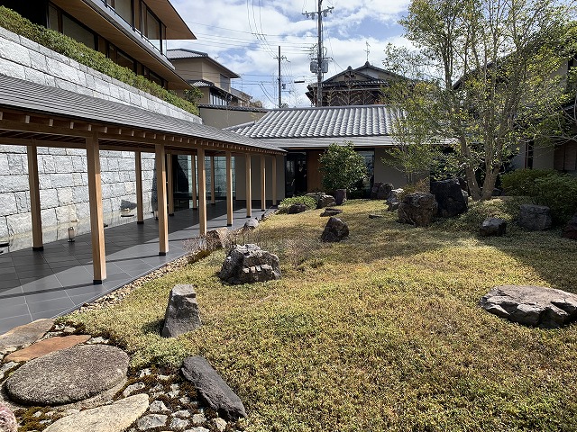 建物の前の岩の上にいくつかの鳥