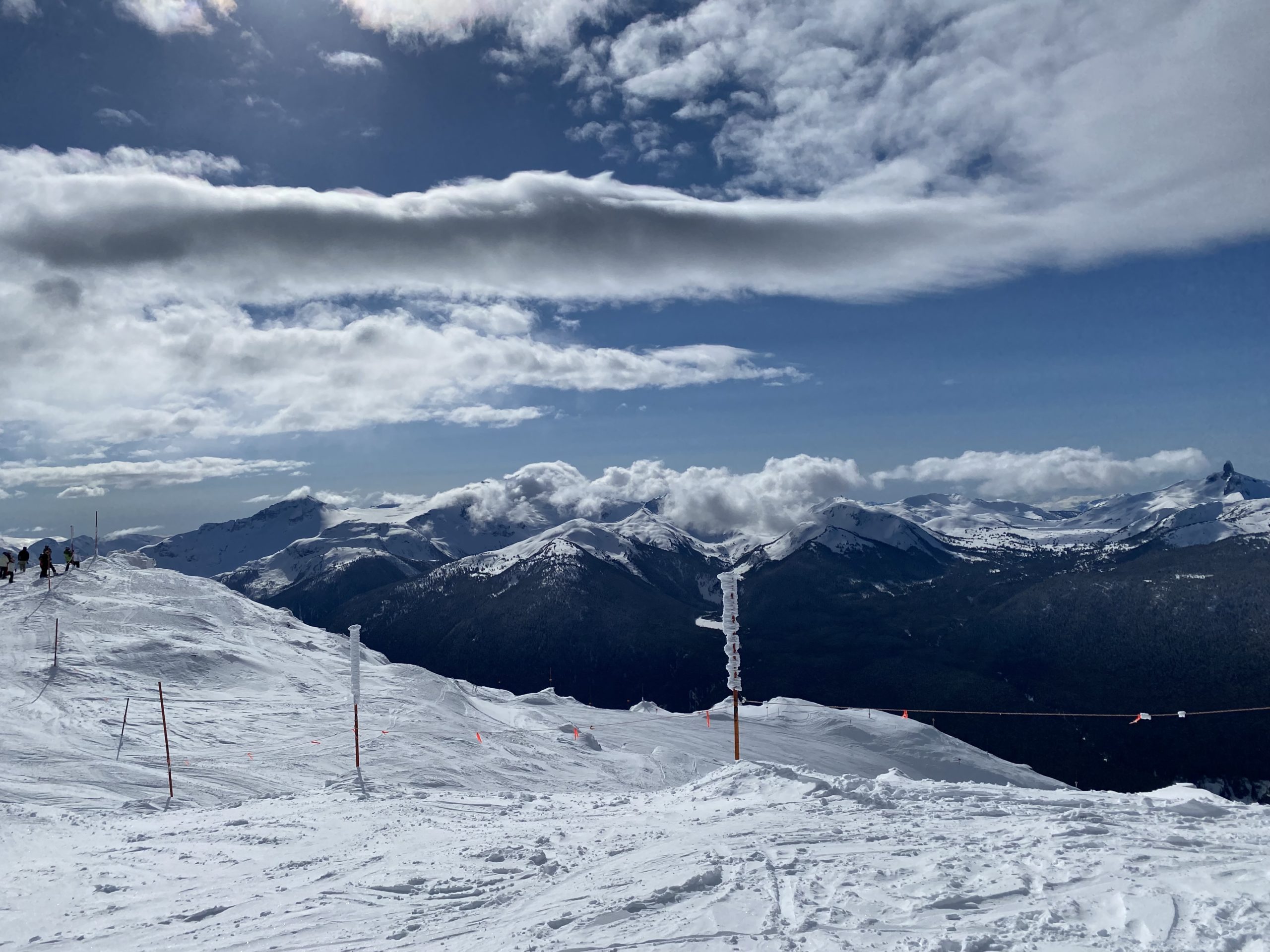 雪が降った山の景色