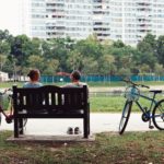 公園にあるベンチと自転車