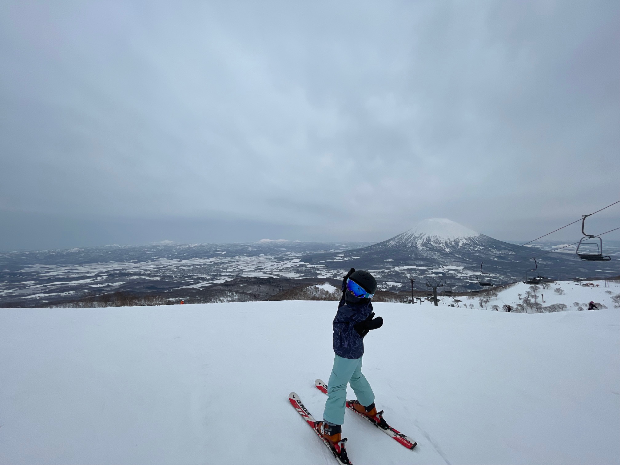 雪の上に立っているスキーヤー