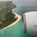 飛行機の窓から見える海