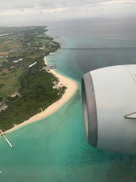 飛行機の窓から見える海