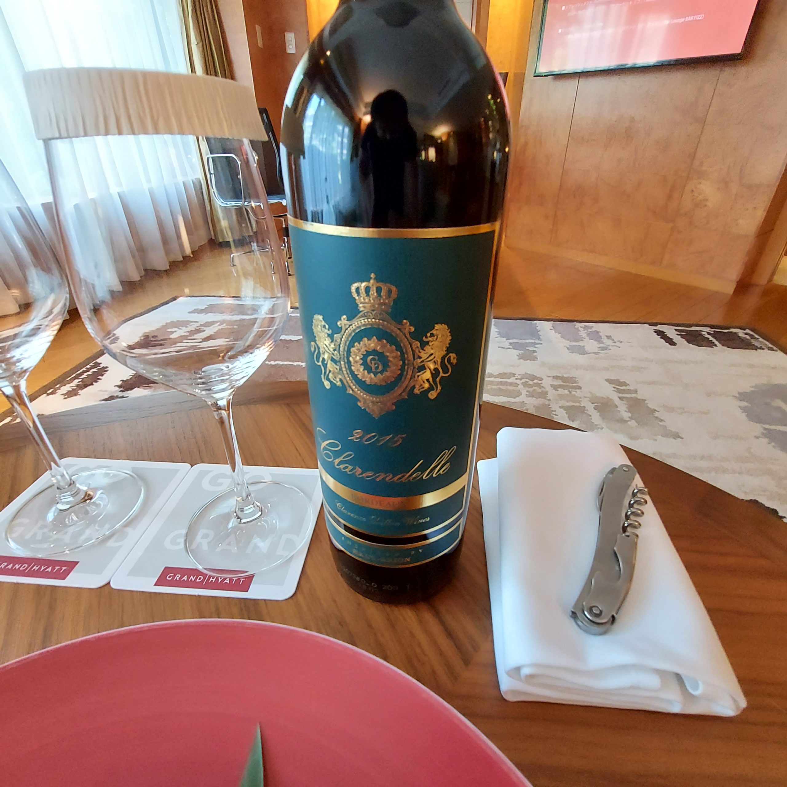 テーブルの上にある食事とワイン