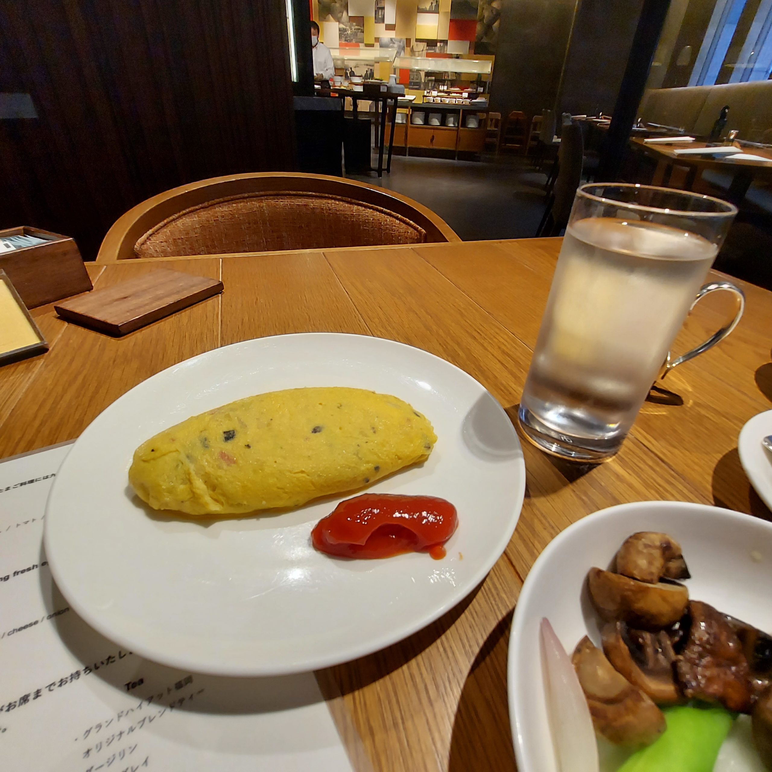 皿の上の食事と飲み物