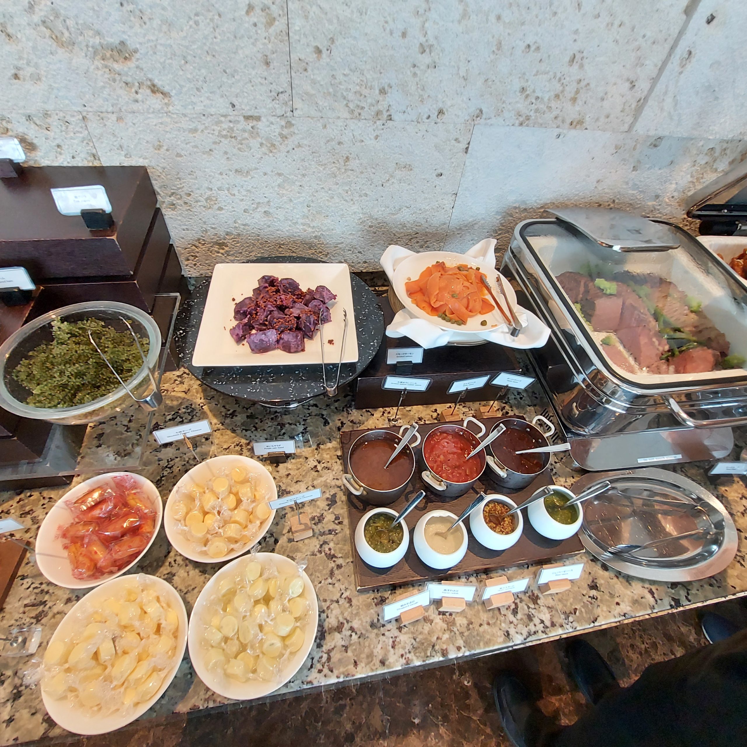 テーブルの上にある数種類の食べ物