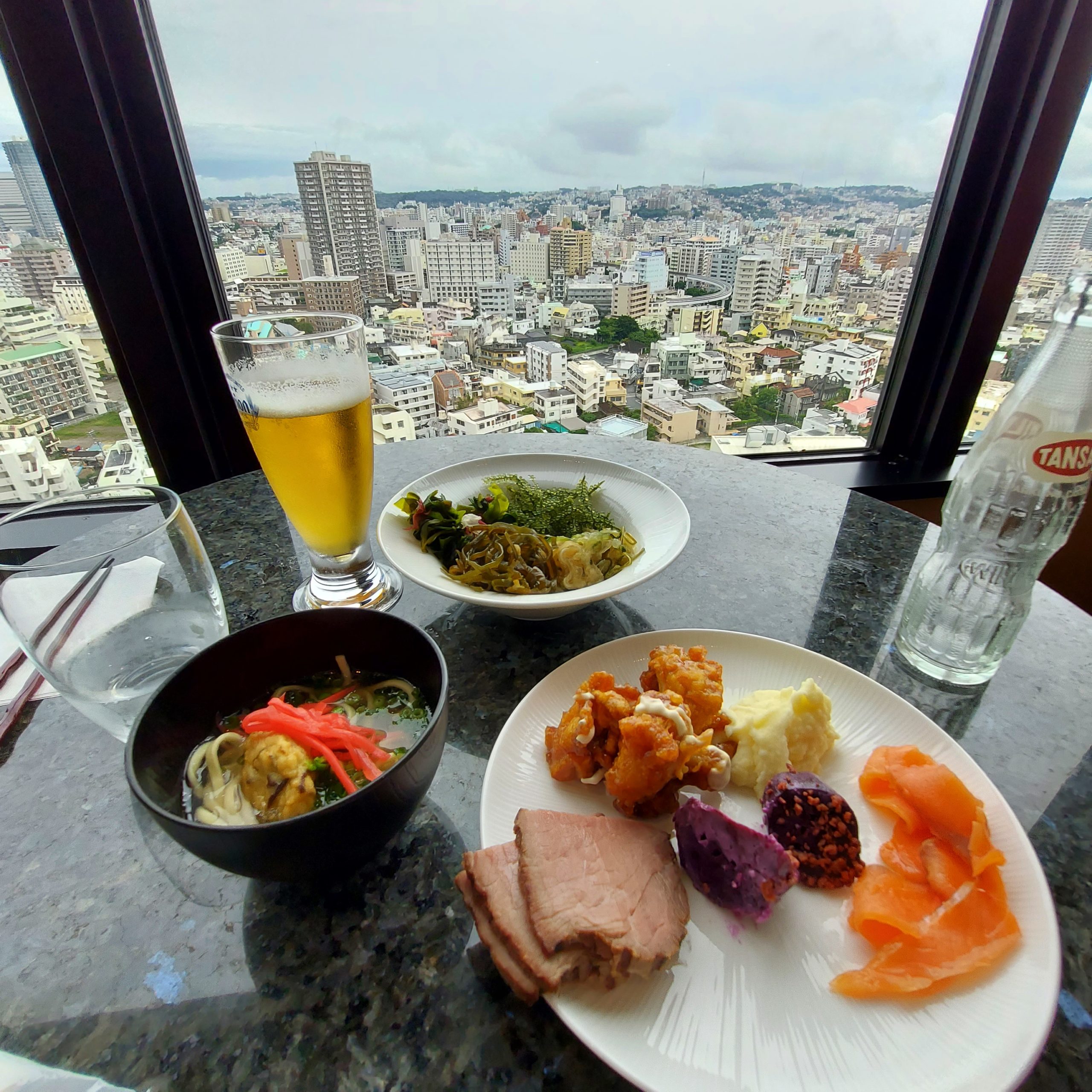 皿の上の食事と飲み物