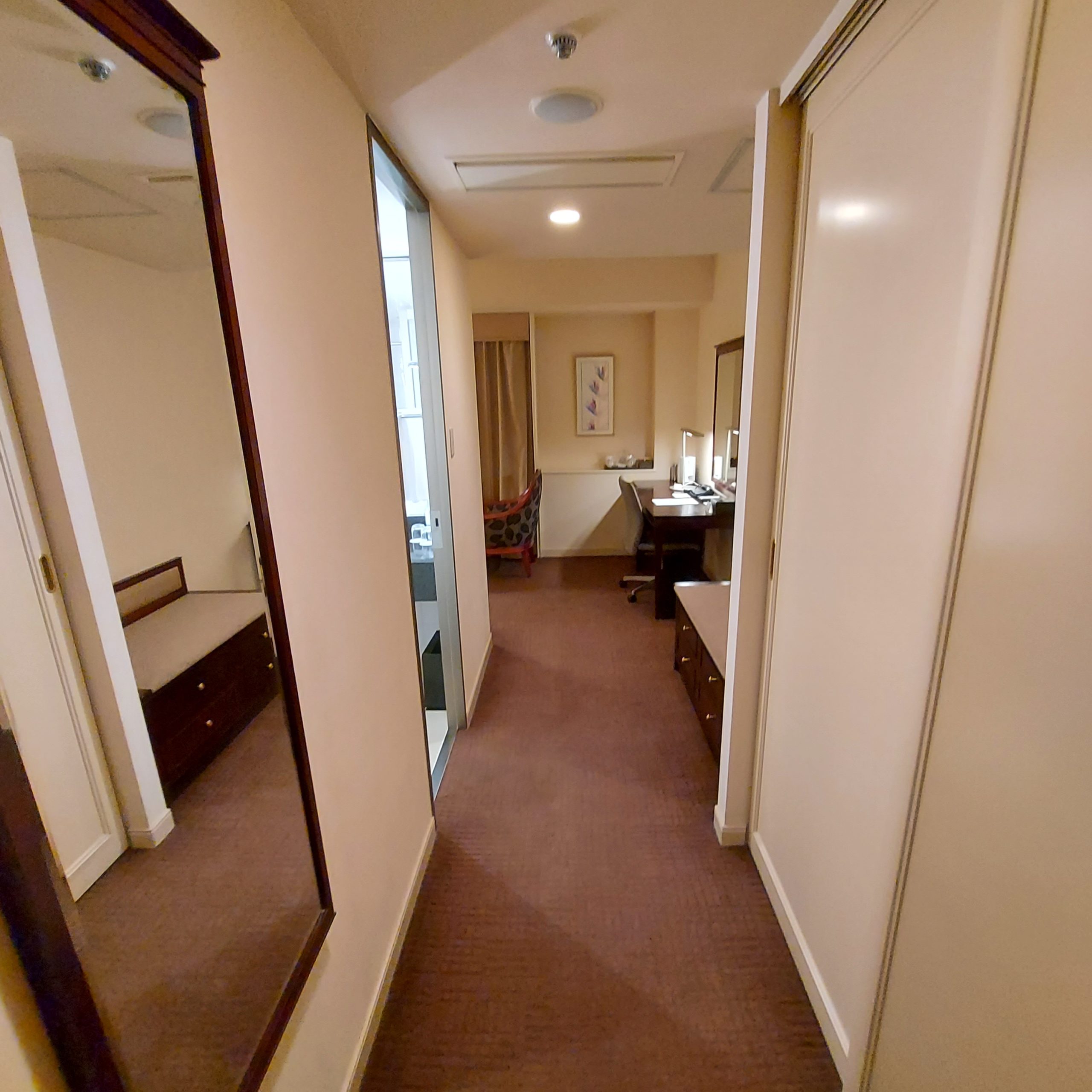 木製床の上に鏡がある部屋