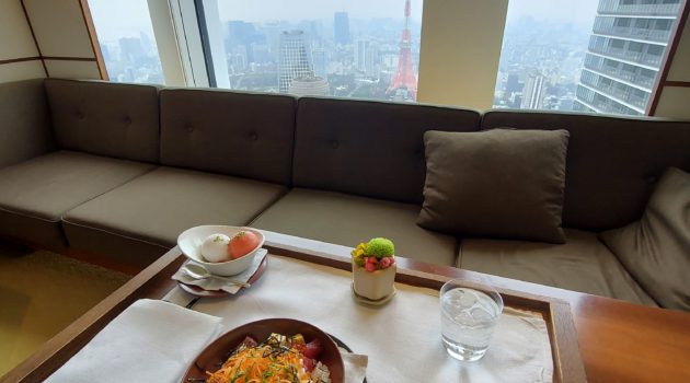 テーブルの上の食べ物