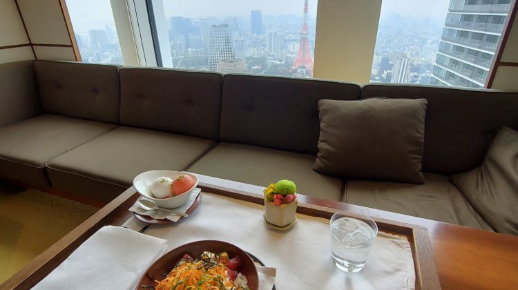テーブルの上の食べ物