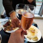 皿の上の食事と飲み物