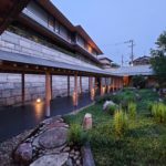 川の上の橋と建物