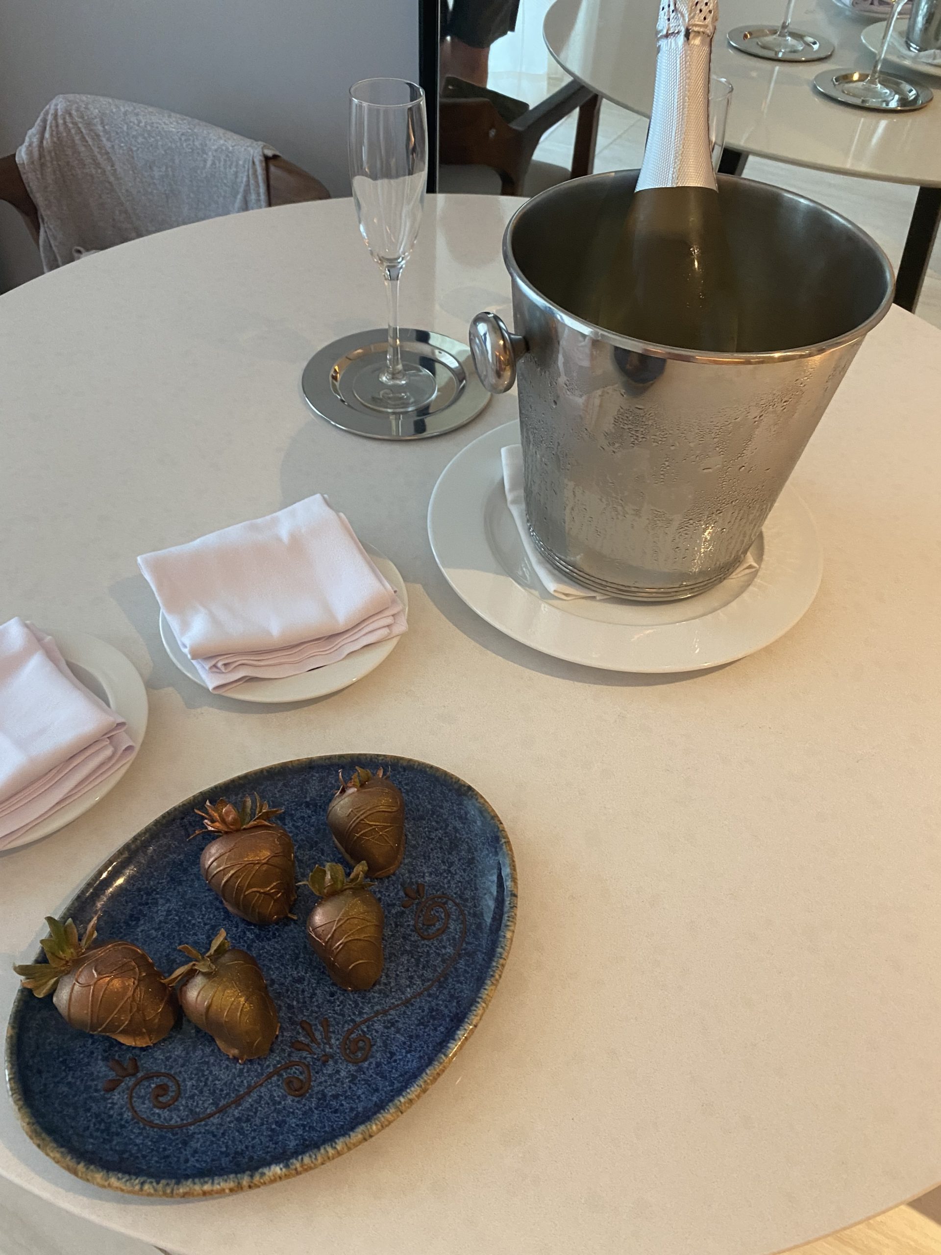 テーブルの上のドーナツと飲み物