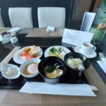 テーブルの上の食事と飲み物