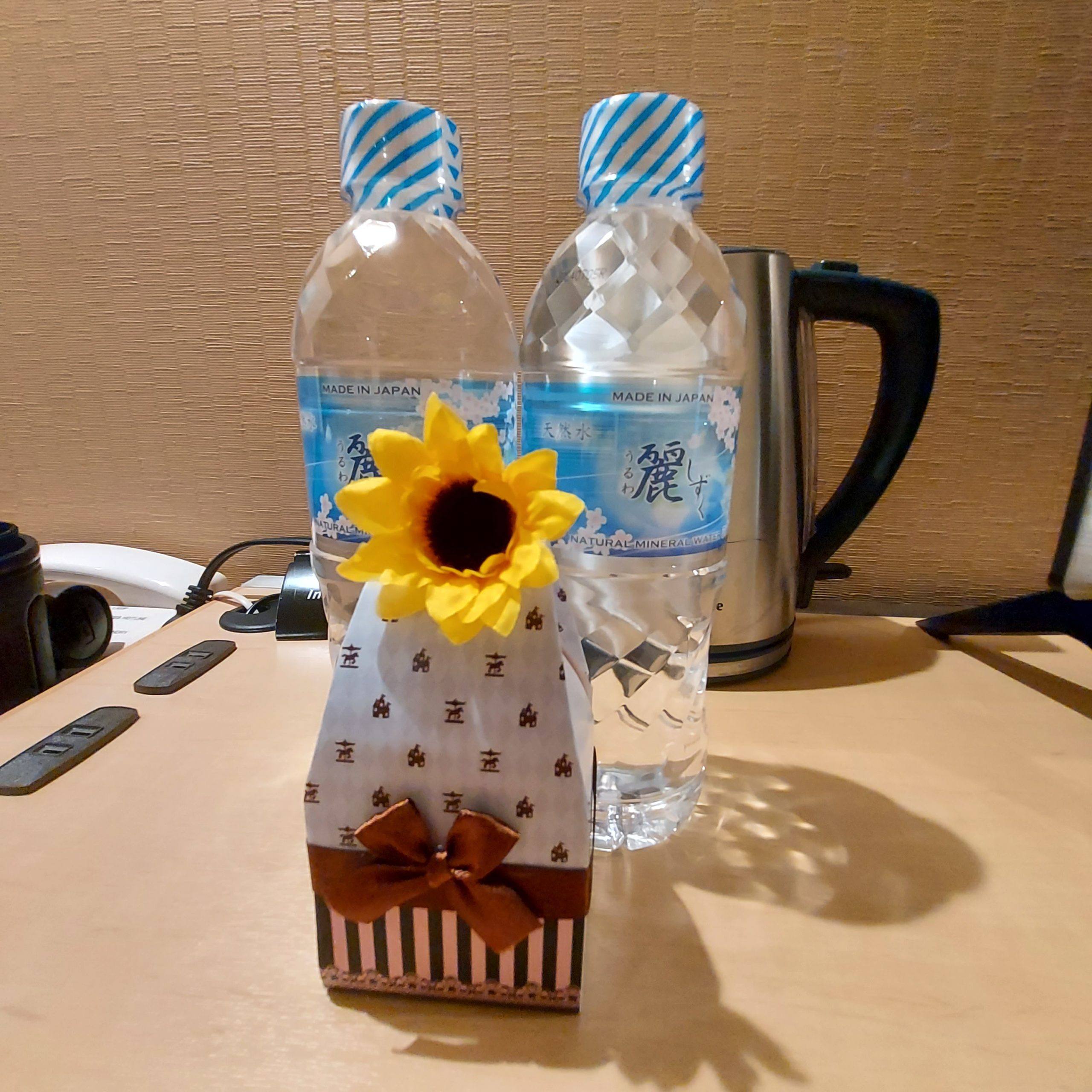 テーブルの上に置かれた水のボトル