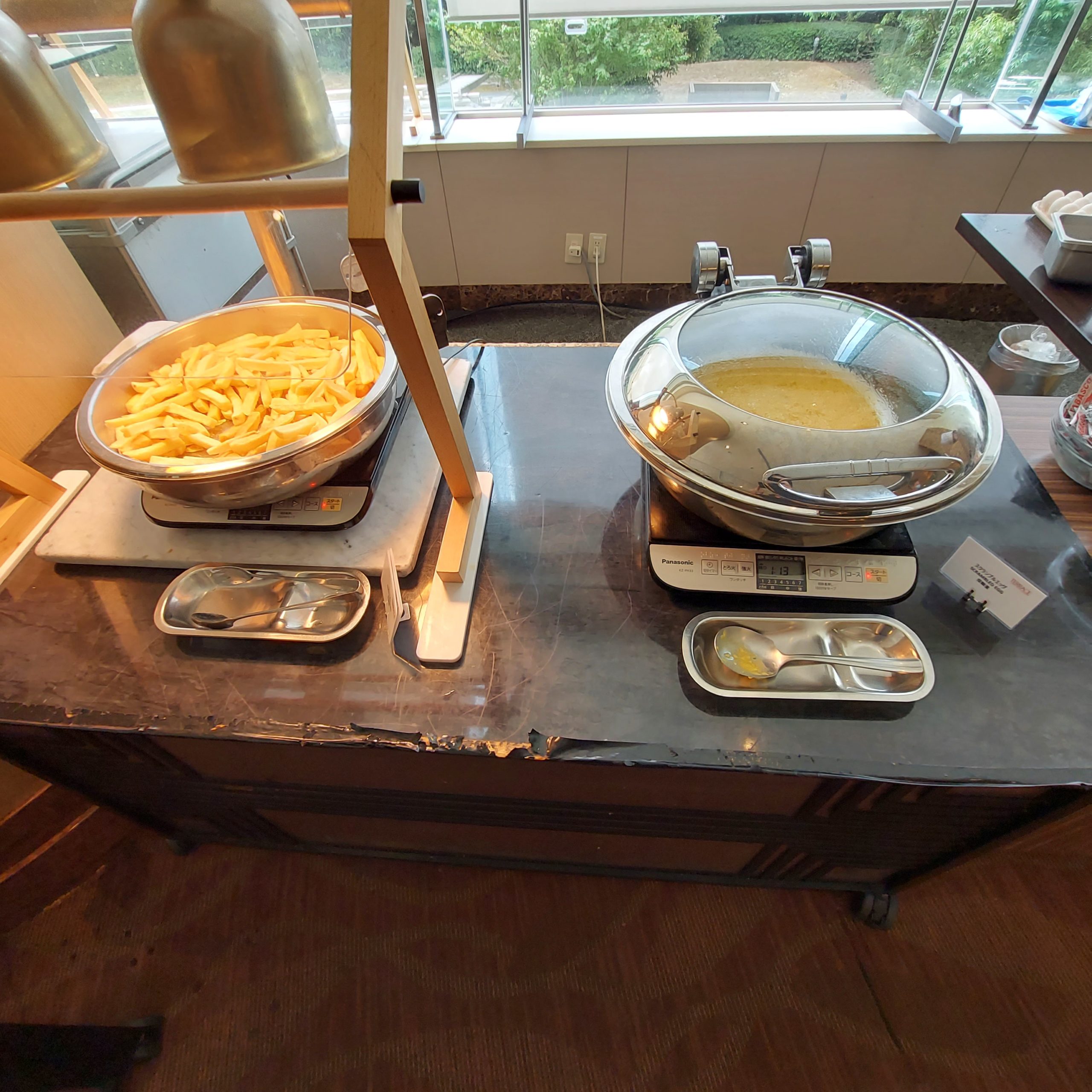 テーブルの上の食べ物